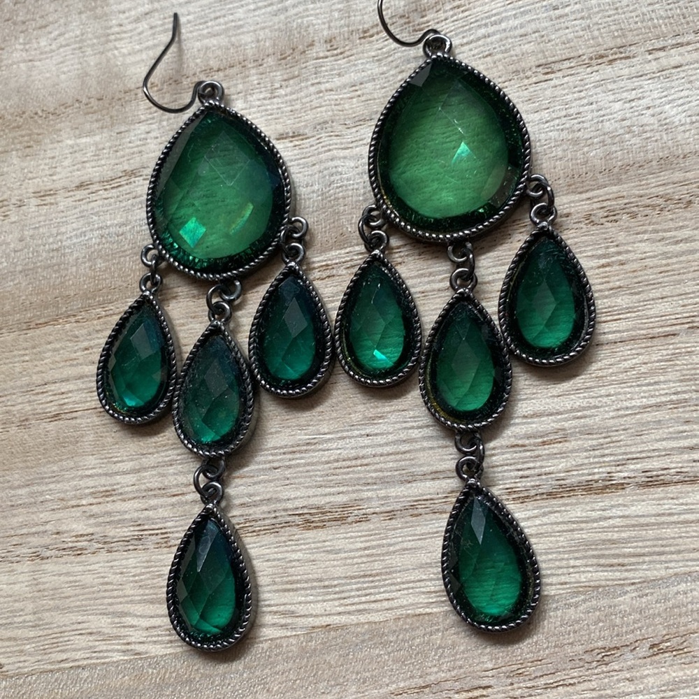 Green costume dangle earrings - Picture 8 of 11